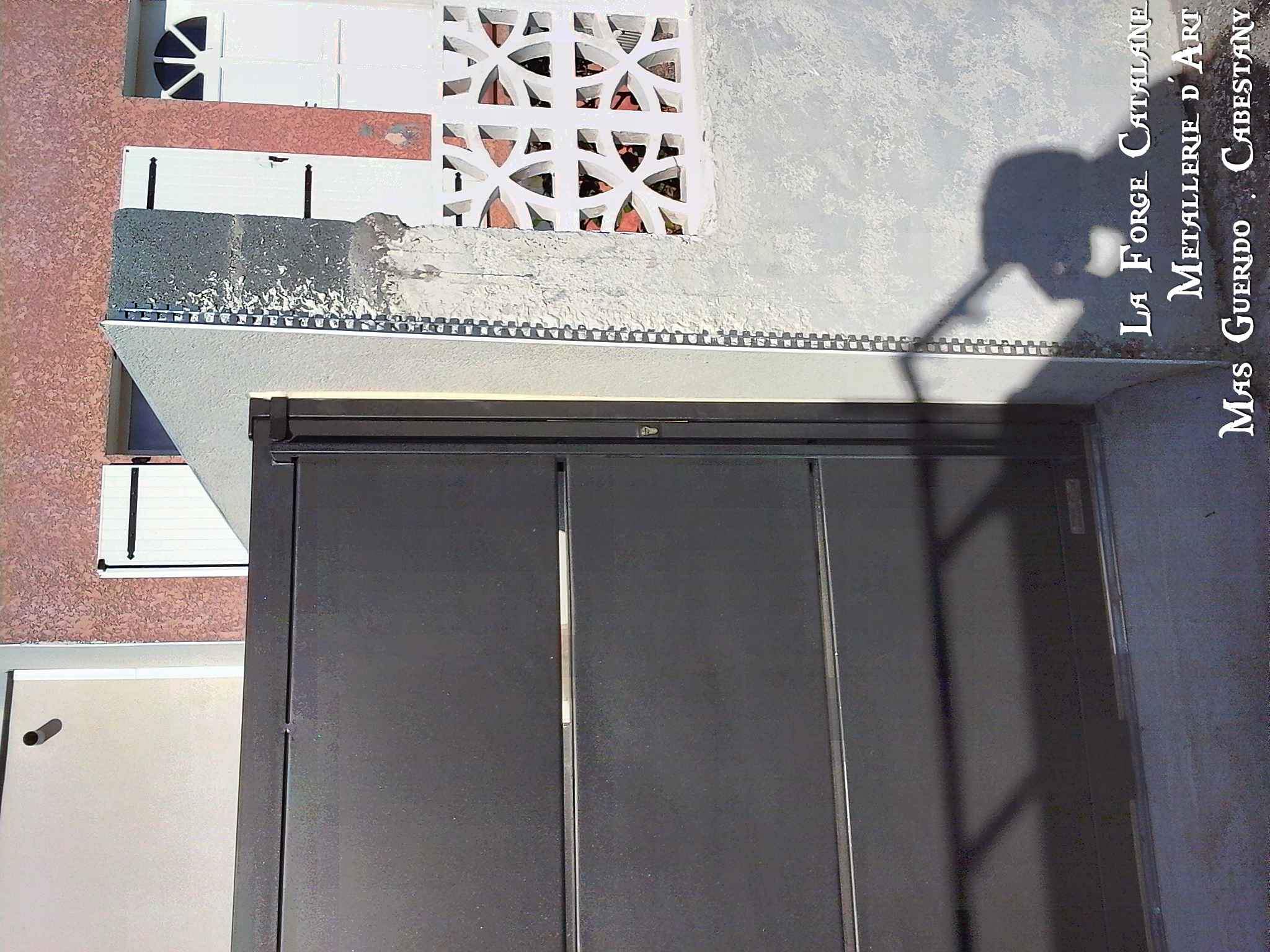 portail coulissant tole caissonnee moderne decoupe laser vantaux  La Forge Catalane Cabestany (2).jpg